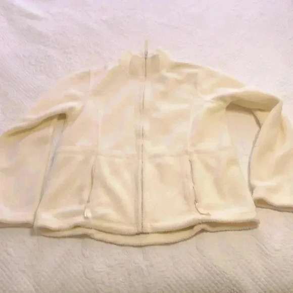 SKYR full zip white fleece with zippered side pockets.  Size M - Picture 10 of 11